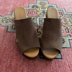 A Giannetti Brown Suede Women's Wedges w/Brass Studs Sz 9